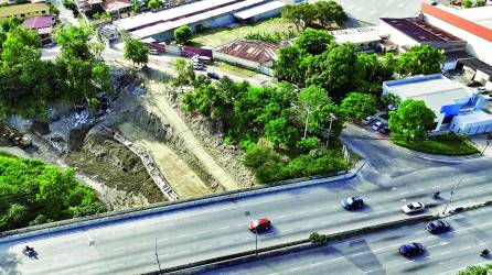 <b>Así avanzan los trabajos bajo los puentes del río de Piedras en el bulevar del norte. H EDÚ.</b>