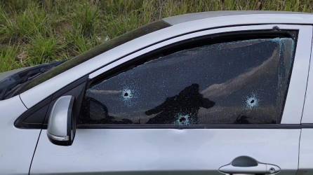 El vidrio de la puerta del conductor tiene tres impactos de bala.