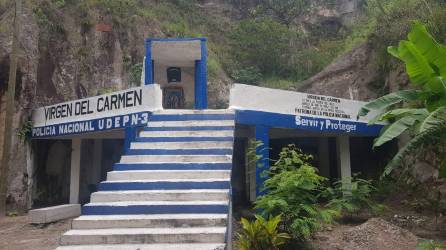 Recibe el nombre de la Cuesta de la Virgen porque en el lugar se encuentra un altar a la Virgen del Carmen o como los traileros llaman, la virgen de caminos.