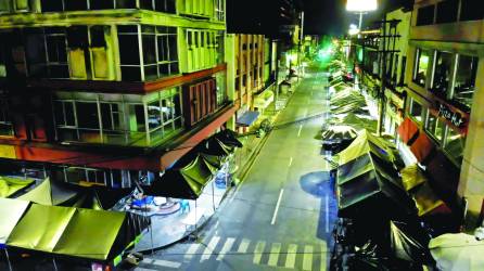 Dueños de negocios señalan que esta medida afectará su economía. LA PRENSA hizo un recorrido anoche por la ciudad en el inicio del toque de queda. Fotos: Yoseph Amaya.