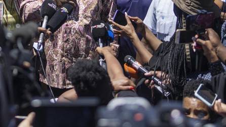 Foto referencial de periodistas atendiendo una entrevista. AFP