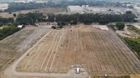 La planta de energía solar fotovoltaica se construye en un extenso terreno ubicado en el bulevar del este. Foto/drone: Yoseph Amaya y Héctor Edú.