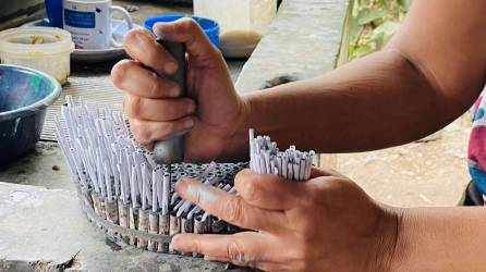 Madres solteras garantizan ingresos para sacar adelante a sus hijos mediante la elaboración de cohetes en el municipio de Trinidad, Copán.