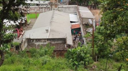 Fotografía muestra a varios reclusos que intentaron fugarse el sábado (15 de julio) durante un amotinamiento en el centro penal de Danlí, El Paraíso (Honduras).