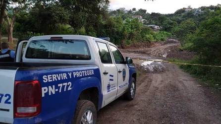 Policías acuden al reconocimiento de cadavérico de una víctima que fue hallada muerta en Copán, zona occidental de Honduras.