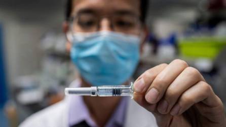 Al menos diez laboratorios en China, EEUU y Alemania ya ensayan en humanos las primeras vacunas contra el coronavirus./AFP.