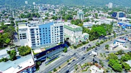 <b>Oferta. San Pedro Sula cuenta con más de 25 hoteles con piscina, además de los restaurantes, que dan pases del día por consumo. Fotos: Melvin Cubas.</b>