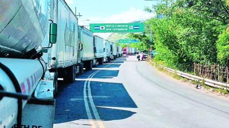 Los transportistas viven a diario la pesadilla de las extensas filas en El Amatillo.