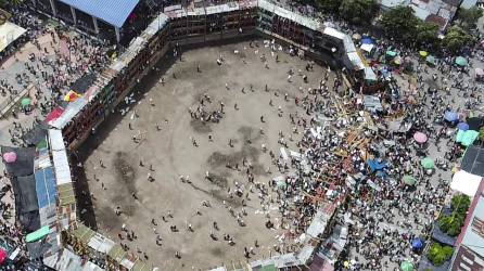 El desplome de uno de los palcos de la plaza de toros del municipio colombiano de El Espinal, en el departamento de Tolima (centro), dejó este domingo al menos cuatro muertos y decenas de heridos, según los reportes preliminares de las autoridades locales.