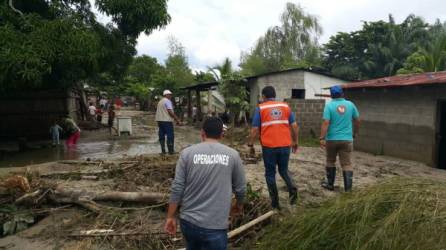 Grupos de rescatistas se desplazaron hasta los municipios afectados para corroborar los daños.
