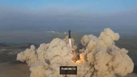 El gigantesco cohete de Space X explotó durante su primer vuelo de prueba poco después de despegar en Texas.