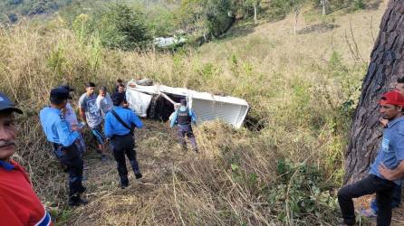 Al menos seis personas murieron y otras diez resultaron lesionadas en un accidente de tráfico registrado este miércoles en el sector de San Nicolás, departamento de Santa Bárbara, región occidental de Honduras.