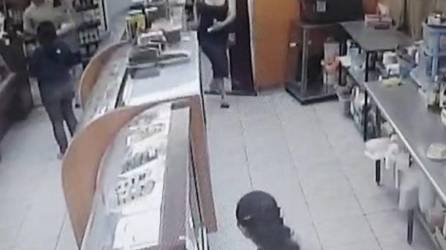 La esposa de Magdaleno Meza, Erika Yulissa Bandy García, entra corriendo atrás del mostrador de la panadería al escuchar los primeros disparos.
