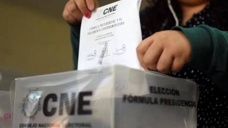 Ciudadana hondureña deja su voto en una de las urnas del Consejo Nacional Electoral | Fotografía de archivo