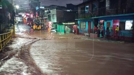 La lluvia duró menos de una hora y dejó varias zonas de Tegucigalpa inundadas.