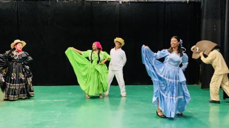 El grupo de danza folclórica de la Casa de la Cultura de Santa Rosa de Copán realiza prácticas para el evento de este sábado de noviembre.