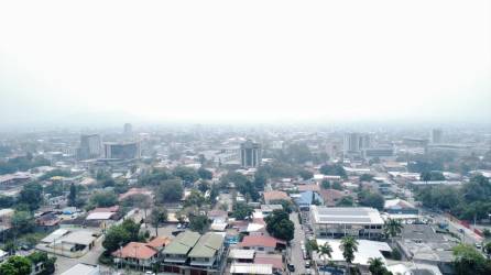 Panorámica de San Pedro Sula el mates 7 de mayo del 2024. Debido a la alta presencia de humo, es imposible observar la montaña de El Merendón.