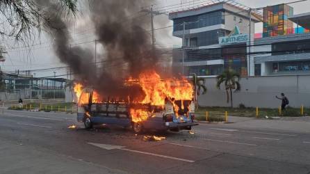 Una unidad de transporte público fue incendiada en horas tempranas de este jueves (4 de mayo) por supuestos pandilleros, en un hecho registrado en Tegucigalpa, capital de Honduras.