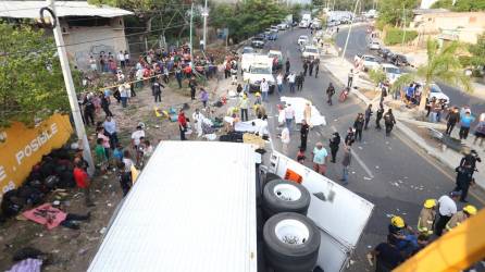 La tragedia ocurrió en la carretera que va de Tuxtla Gutiérrez a Chiapa de Corzo, a la altura del puente Belisario Domínguez, cuando el chofer de la unidad perdió el control de la unidad.