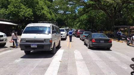 Agentes de Vialidad y Transporte agilizan el tránsito vehicular.