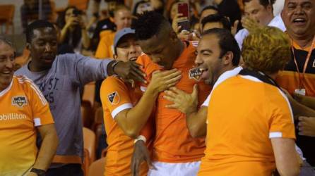 Romell Quioto anotó el gol de la victoria del Houston Dynamo y lo festejó con los aficionados.