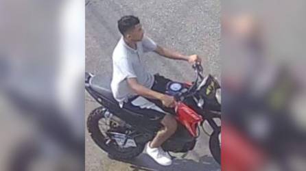 Manuel Enrique Munguía cuando escapaba en su motocicleta tras cometer el asesinato en las afueras de una gasolinera de La Ceiba.