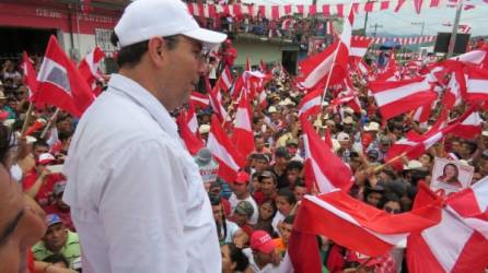 Luis Zelaya pide que voten por los nueve aspirantes a diputados pateplumas.