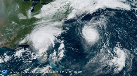 Fotografía satelital del 30 de agosto de 2023, cedida por la Oficina Nacional de Administración Oceánica y Atmosférica (NOAA) de Estados Unidos, donde se muestra la localización de los huracanes Franklin (d) en el Atlántico e Idalia (i) sobre la Florida (EEUU).