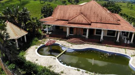 created by dji cameraEn ruina está la propiedad, ubicada en lo alto de una colina, a unos tres kilómetros de El Paraíso, Copán. La piscina está sucia, hay moho en el interior de la casa y el piso está levantado.