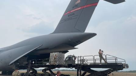 Las camas fueron traídas en un avión de la Fuerza Aérea.