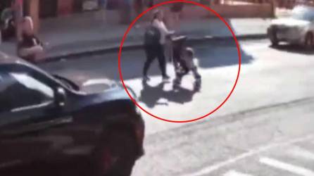 El conductor de una camioneta embistió a una madre que empuja el cochecito de su hija en Nueva York.