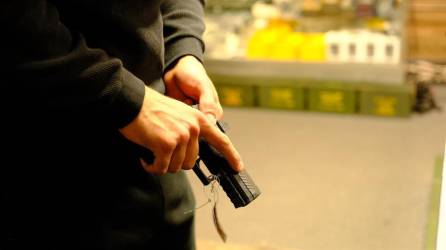 Un cliente prueba un revólver en la armería “Ammo and Guns” en Burbank, California, imagen de archivo.