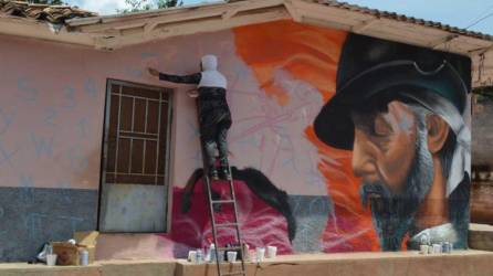 Artistas de 12 países comenzaron a esculpir sus obras en las paredes de las calles principales del municipio de Arada, Santa Bárbara.