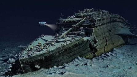 Turistas pagan 250 mil dólares por una expedición de siete días para poder observar los restos del Titanic.
