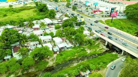 <b>La construcción de una solución vial en esta zona ha generado confrontación entre pobladores y autoridades porque procederán a desalojar las casas en área </b>