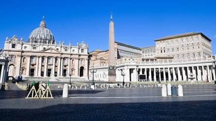 Un agente de la Gendarmería disparó contra el vehículo que ingresó por la fuerza al Vaticano este jueves.