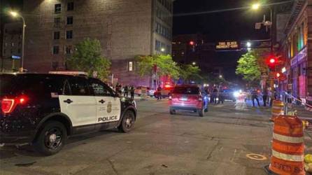La policía de Minneapolis tuiteó que en total se registraron 10 víctimas del tiroteo, cinco hombres y cinco mujeres.