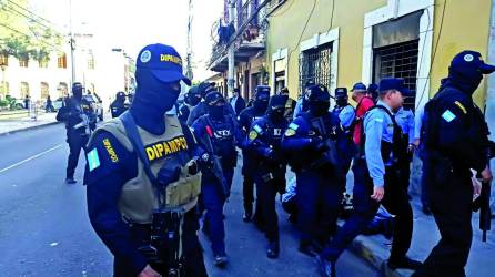 Los agentes de la Policía Nacional ejecutan operativos en los barrios y colonias de la Capital y San Pedro Sula.