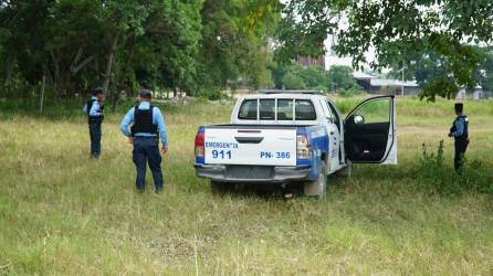 Agentes de la Policía en la propiedad donde encontraron el cadáver.