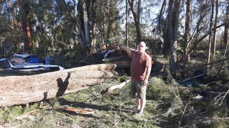 Óscar muestra los daños que sufrieron en Fort Myers.
