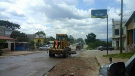 La maquinaria prepara el terreno para luego instalar los drenajes y alcantarillas. Foto: Jeycon Acosta