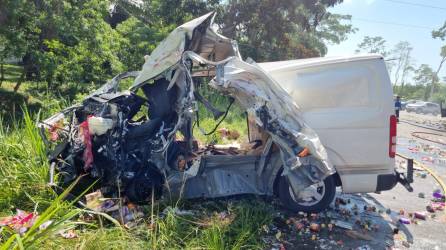 El conductor de un busito perdió la vida en la mañana de este martes tras impactar contra una rastra en la carretera CA-13, a la altura de la aldea El Pino, municipio de El Porvenir, Atlántida.