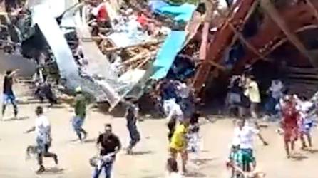 En el video se ve al público tratando de escapar de los escombros de madera.