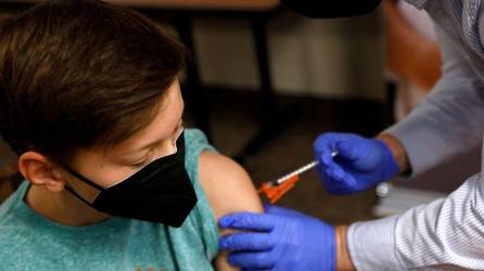 Los niños menores de 5 años de edad pueden recibir una dosis de refuerzo de la vacuna anticovid, anunció Pfizer.