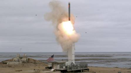 Imagen muestra un misil balístico de Estados Unidos.
