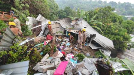 Tres viviendas colapsaron producto del derrumbe en la colonia Infop, de Choloma.