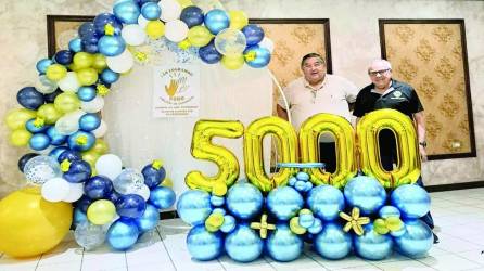 <b>Autoridades del hospital posan junto a un adorno de globos que destaca la meta de cirugías alcanzada en 2023.</b>