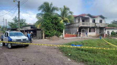 Autoridades policiales acordonaron la escena de un crimen en la colonia Juan Benito Montoya de La Entrada, Copán.
