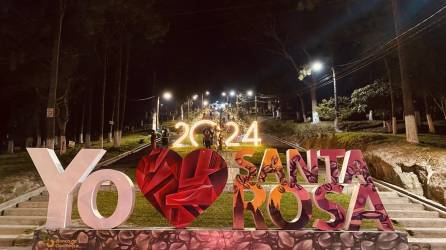 La ciudad de Santa Rosa de Copán se vistió de color, alegría y ambiente festivo al decorar con miles de luces las principales plazas públicas.