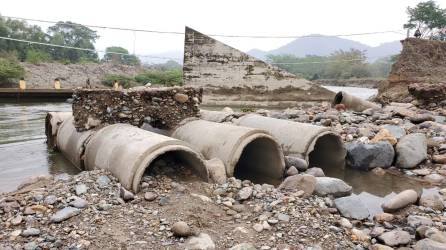 El río San Marcos se llevó el vado que permite el paso hacia Yoro. El puente se cayó hace 4 años. La alcaldía de Olanchito habilitó este punto ayer; en La Ceiba, el río Cangrejal mantuvo sin paso a más de 10 aldeas.